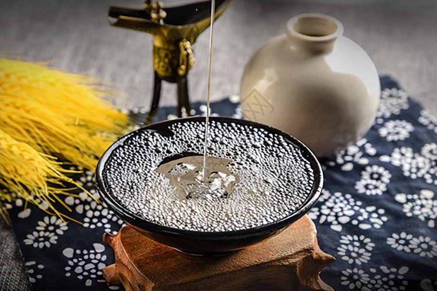 97纪念版赖茅53度1000ml多少钱,赖茅1997香港回归两斤装的多少钱