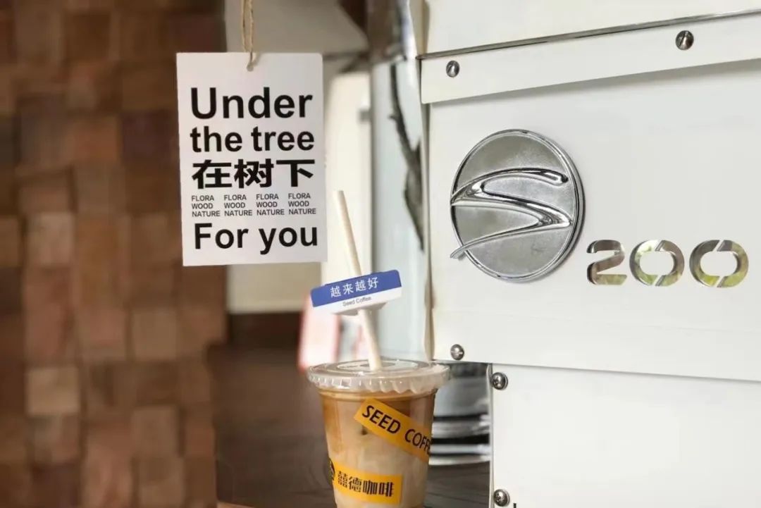 抢不到手串的年轻人,躲在寺庙喝咖啡