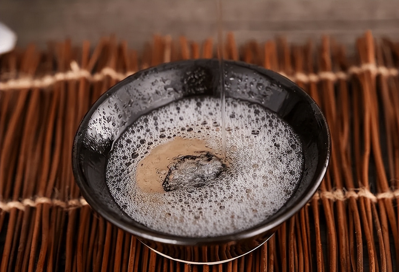 提醒中年人，散装酒少喝，这三种酒，全是便宜的粮食酒，建议尝尝