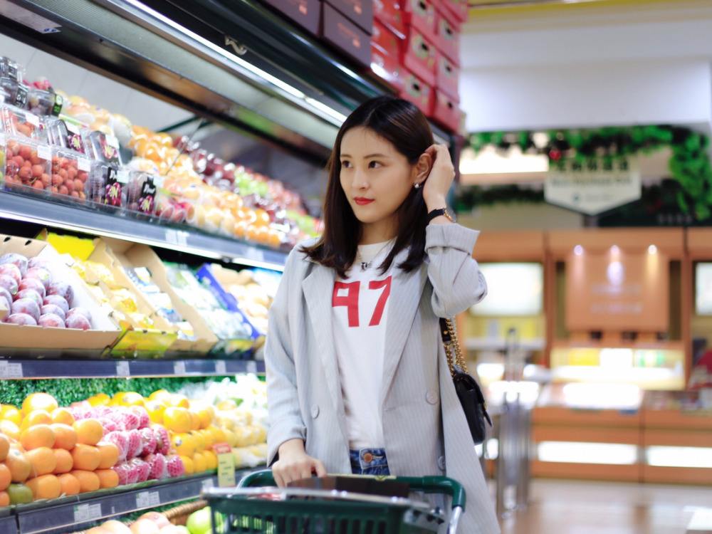 超市收银员一个月2000值得干吗,超市营业员每天收入多少