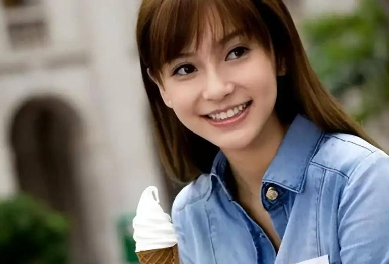 60岁周星驰冲浪炫技！水中翻腾身形矫健，baby评论区指导十分专业