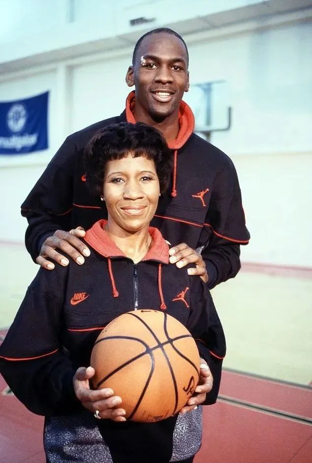 这个老头创造了神的第一双鞋丨BUNSuk