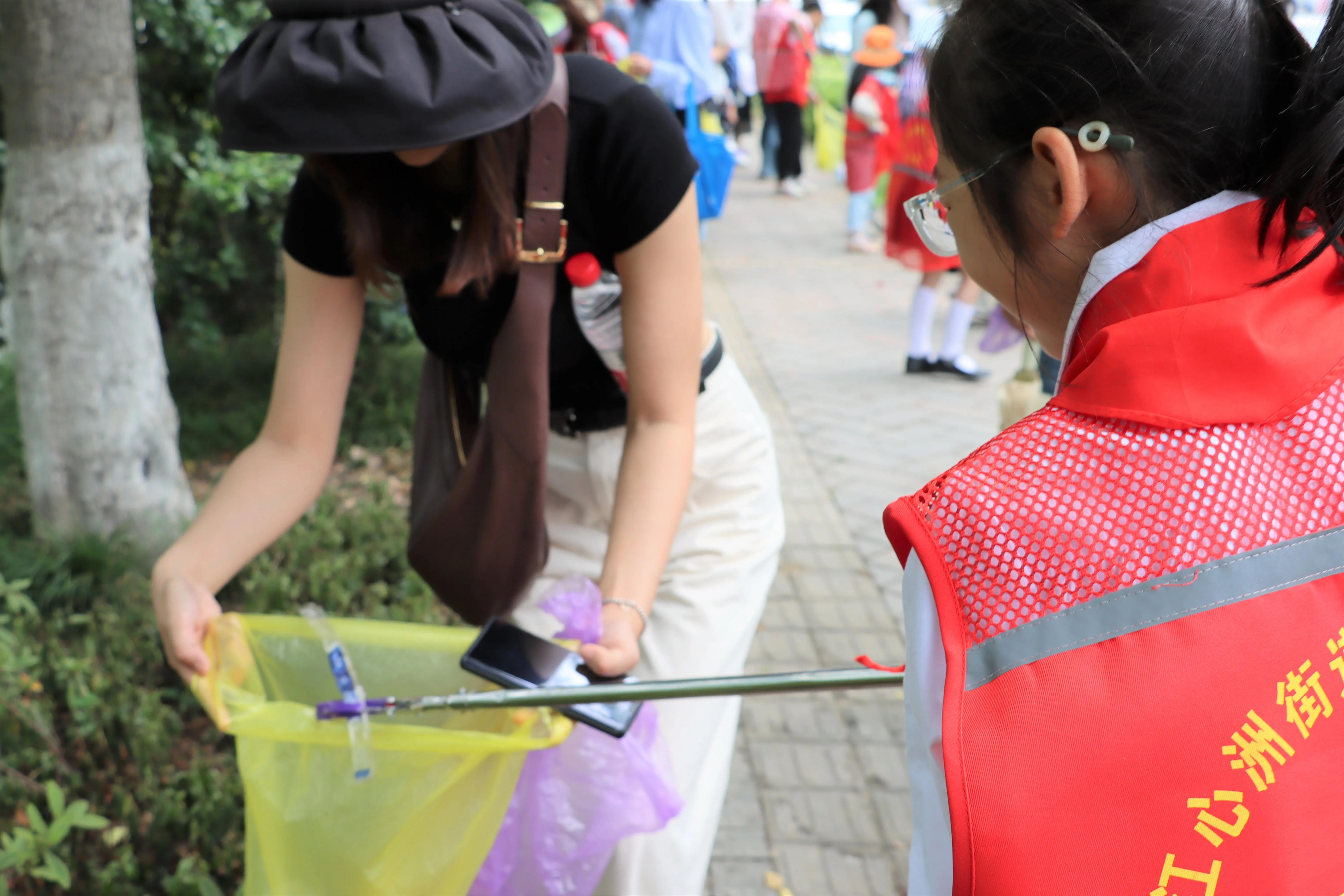 南京建邺区江心洲洲岛红园社区成立“小红鹰”少年志愿者先锋队