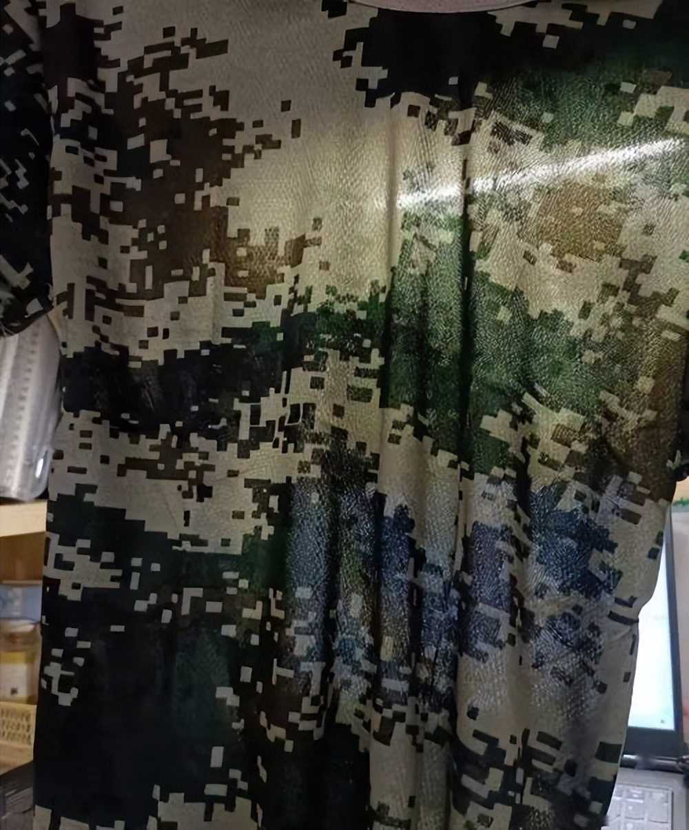 高校军训服又薄又透，遭学生吐槽质量差，“穿什么都能看得清”！