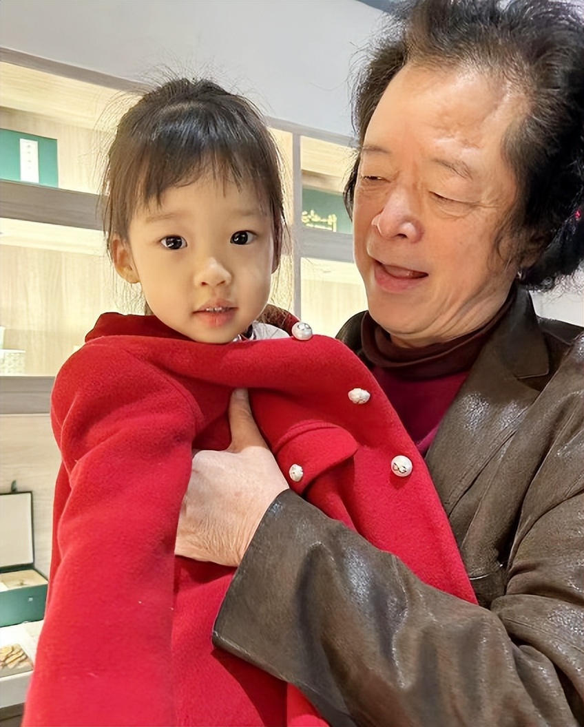 当红女星奚望眼里纠结继父的爱,奚望的明星妈妈