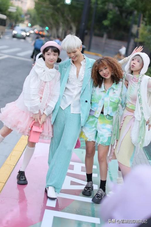 被上海奶奶的穿搭惊艳到了,被时尚老奶奶惊艳