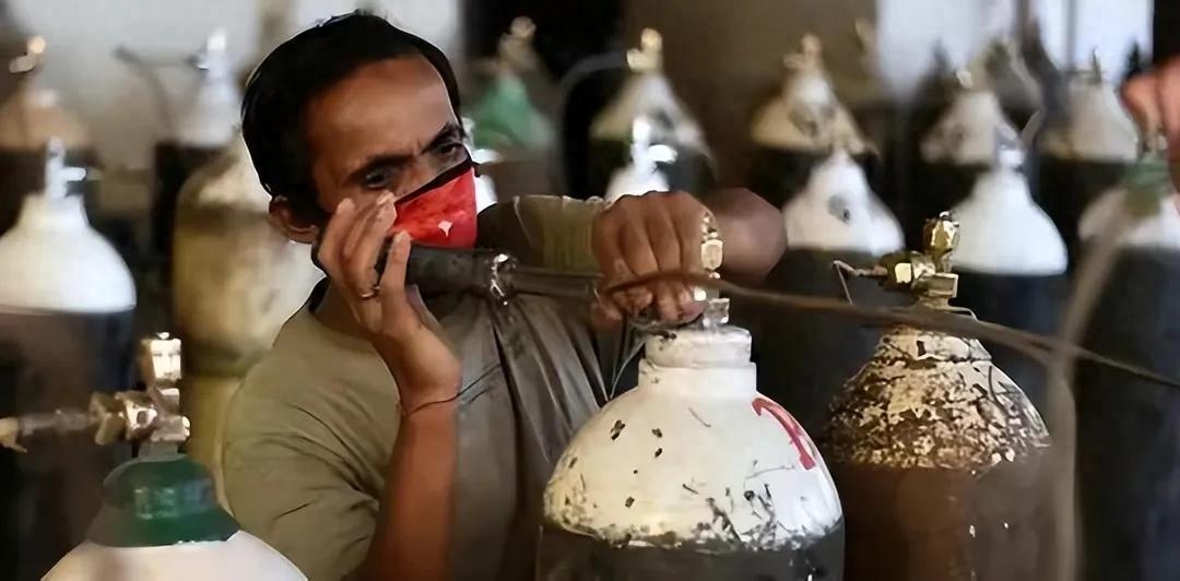 老父亲为了女儿赶出家门,老父亲把儿子赶走