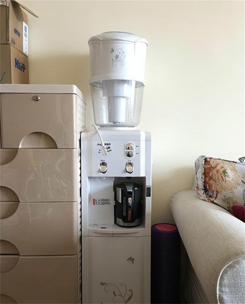 饮水机脏了从哪个位置拆下来洗,饮水机里的水比马桶还脏