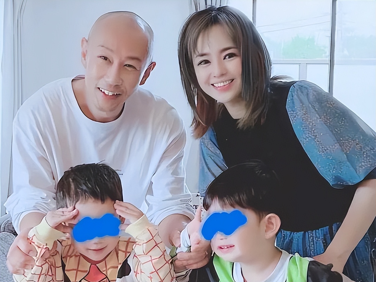 38岁苍井空罕见晒全家福，娃娃脸出镜笑容甜美，一家四口其乐融融
