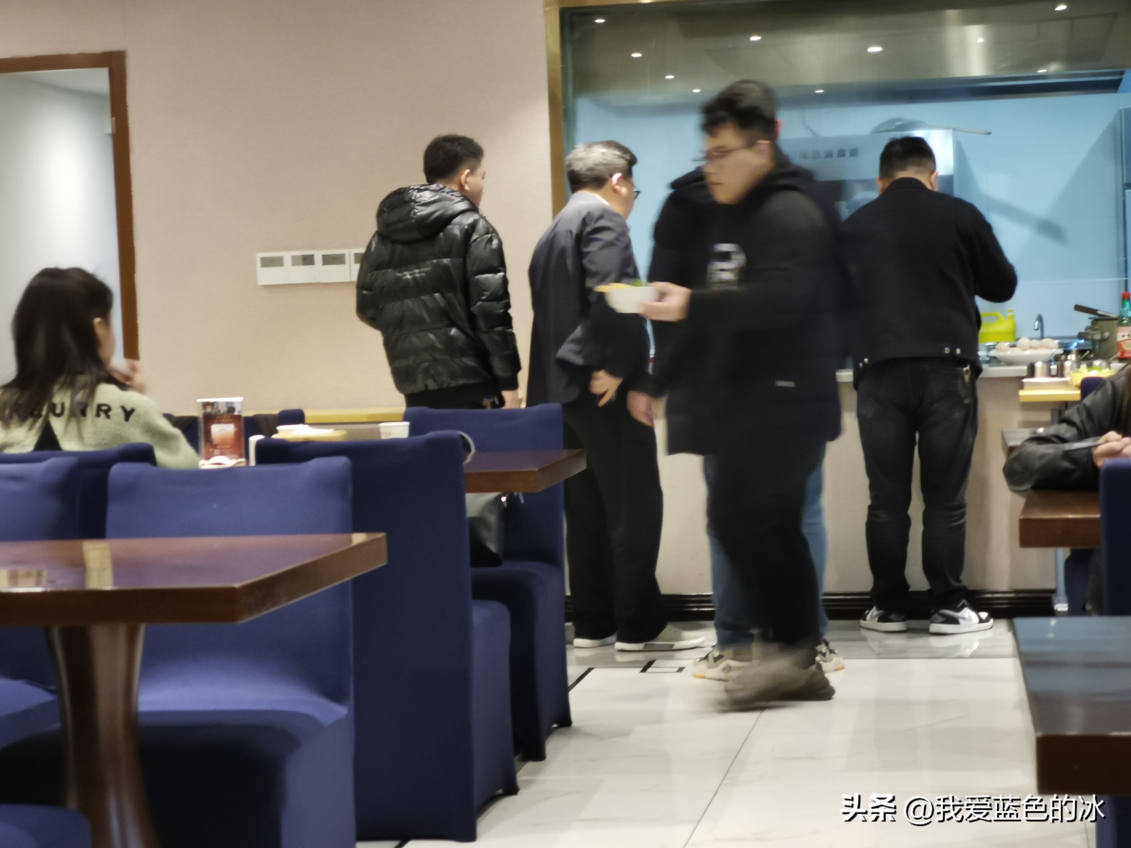 在遵义的第二天早餐，有多少人认识这个罐子里的绿色渣渣是什么？