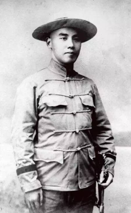 父亲死后，卢小嘉专吃有夫之妇软饭，骗完一个又一个，结局很潇洒