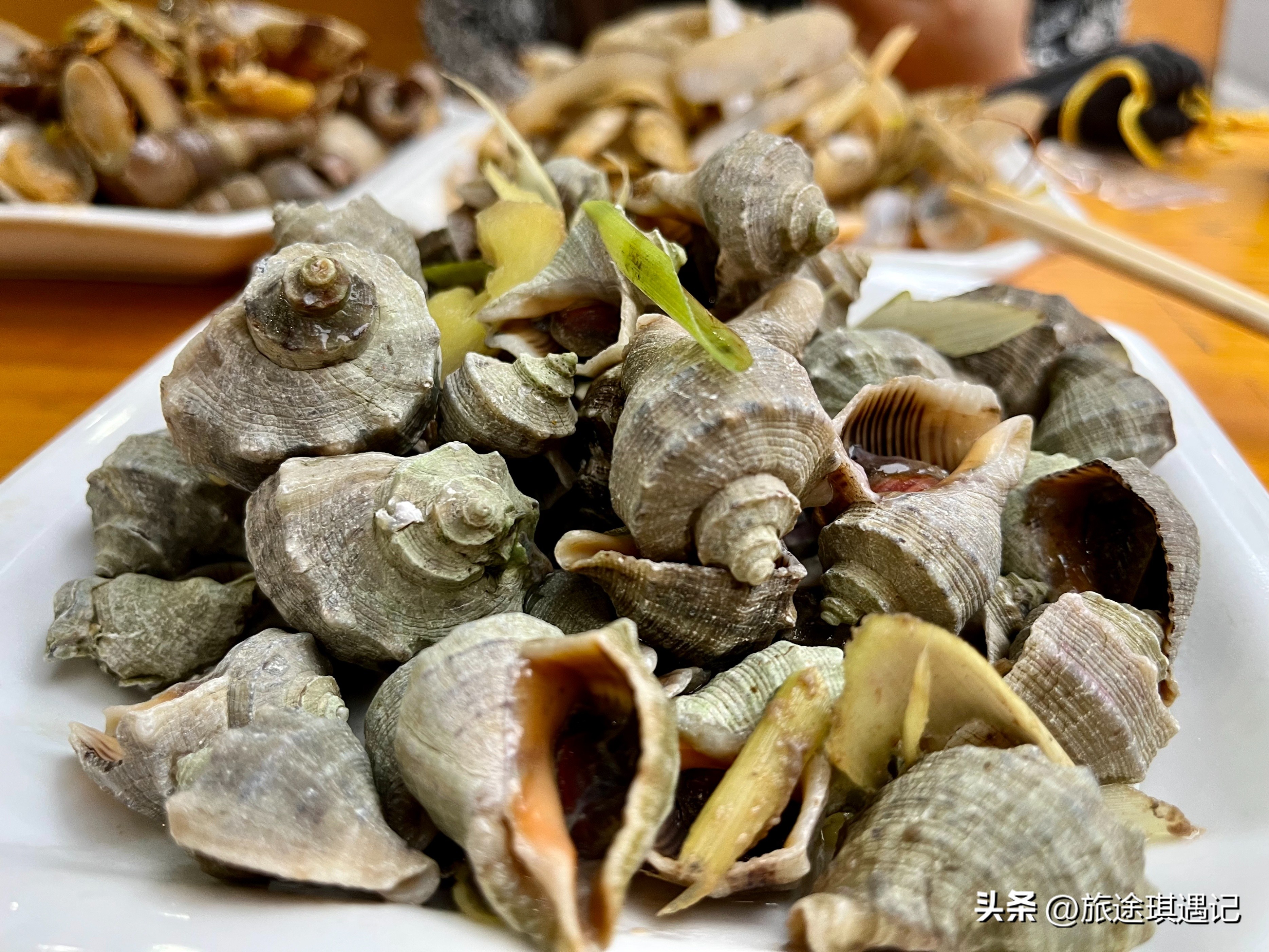 东兴与越南边境交界处,越南人看东兴北仑河