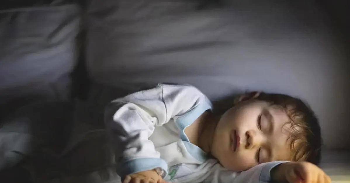 娃睡不安稳怎么办,如何高效哄娃睡觉