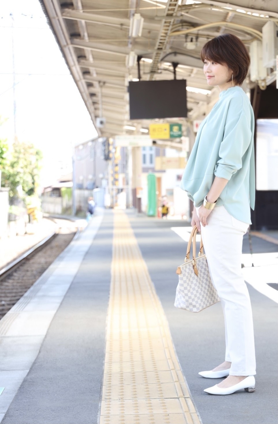 中年女性穿衣颜色搭配,中年女性适合什么样的穿衣风格