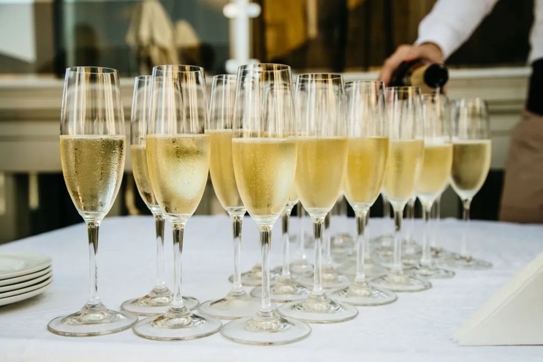 香槟如何醒酒,香槟要醒酒么