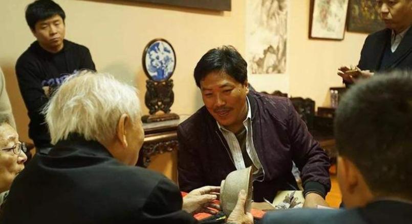 王刚失手砸碎2亿真古董是哪期,天下收藏王刚砸杯子视频