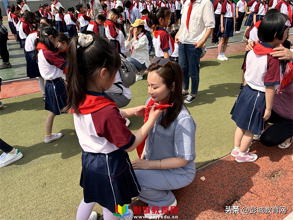 徐州市湖滨中心小学新队员入队暨一星章颁章仪式