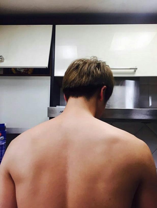 现在流行宽肩,韩国流行宽肩