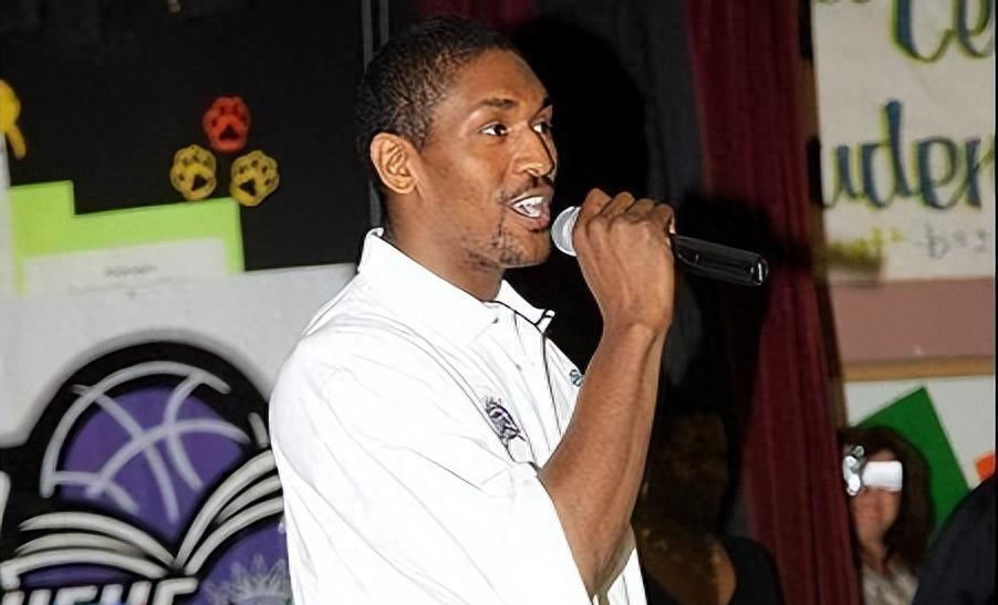 中国女歌手爱上外籍黑人，同居后被家暴至肛裂，如今40岁无人敢娶