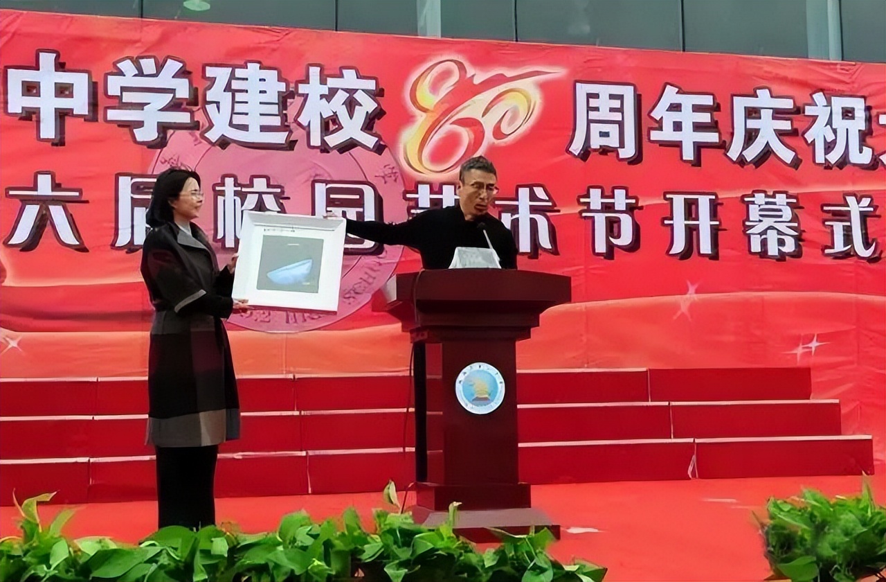 白岩松与妻子共事20多年,白岩松镇江女婿