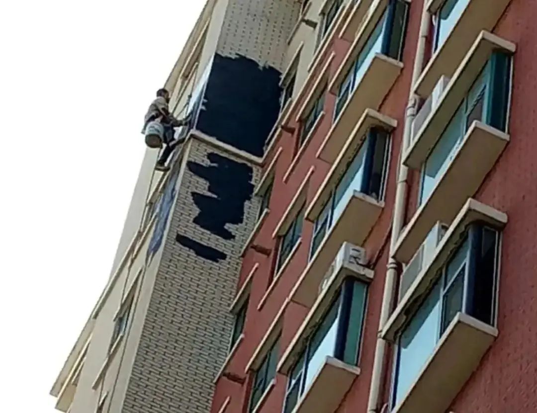 墙皮脱落砸死人全幢楼业主赔偿,住宅楼墙皮脱落砸伤人谁赔偿