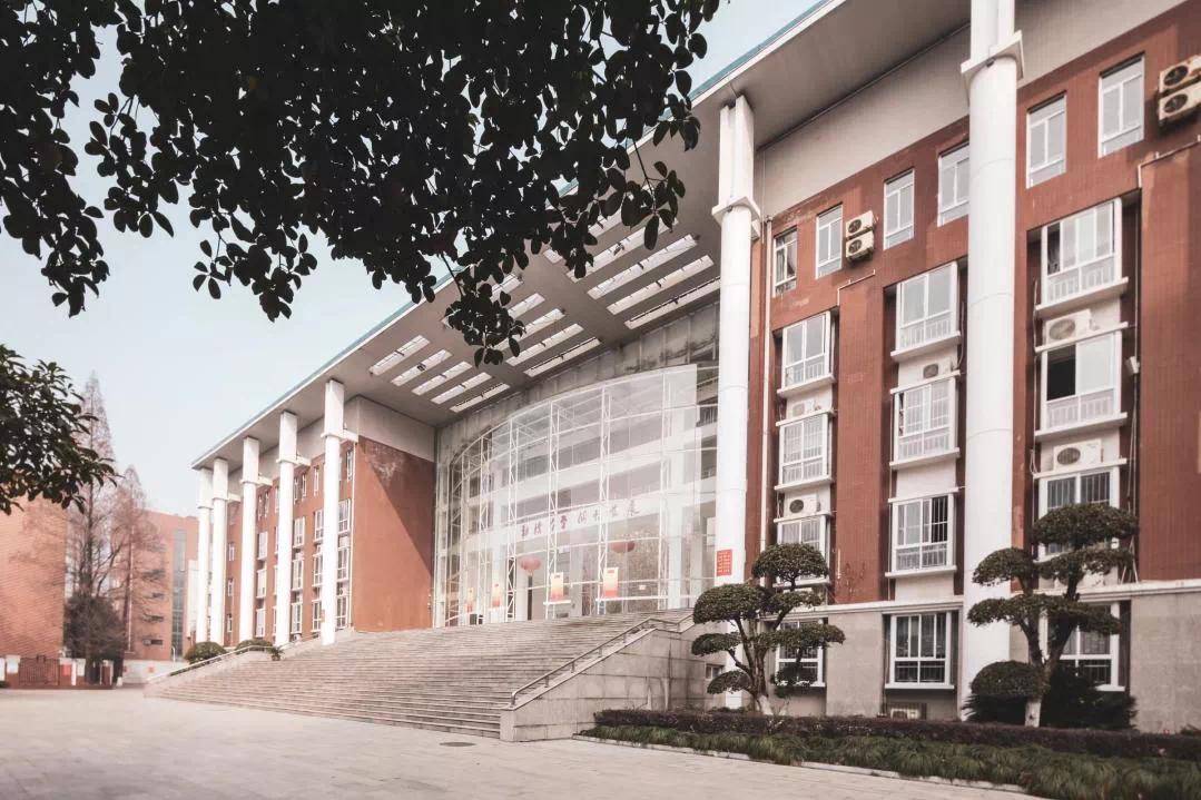 姝︽眽鐧惧勾鍚嶆牎,姝︽眽鐧惧勾楂樹腑