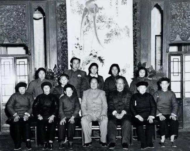 1957年毛主席表嫂来京，问台湾为何不拿回来？毛主席：等待时机