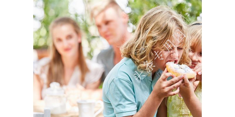 年年过生日女儿都迟到,今年我去接她,到门口后我愣了,默默离开
