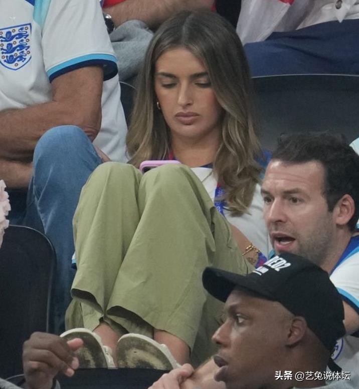 英格兰太太团在赛场上看球,英格兰被淘汰太太团哭泣