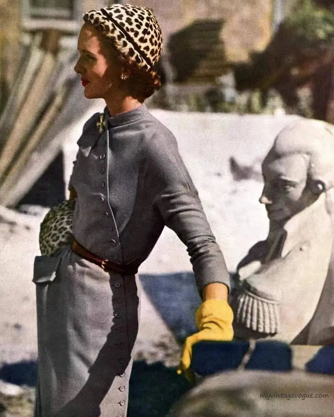 灰色和深灰哪个更适合年轻人穿,暖灰色系搭配灰白满满的高级感