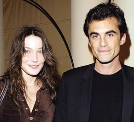 法国前第一夫人：13年前和莱蒂齐亚同框，超模身材输给完美腰臀比