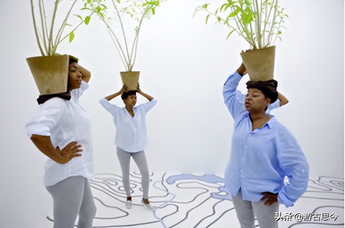 艺术家拿剪刀剪衣服视频,女艺术家把剪刀交给观众的视频