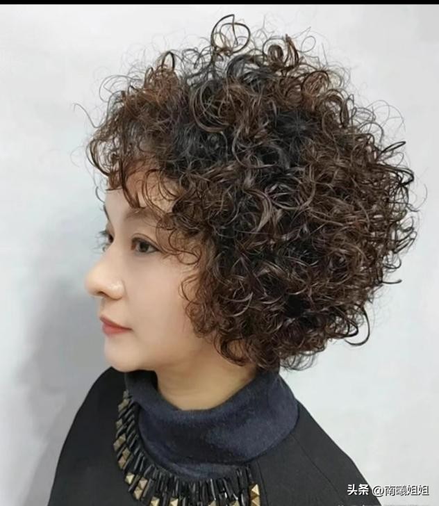 到老都优雅的女人不会“烫羊毛卷”，换上这3种发型，更时尚洋气