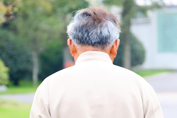 黑色染发剂最伤头发吗,染发最持久不掉色的黑色染发剂