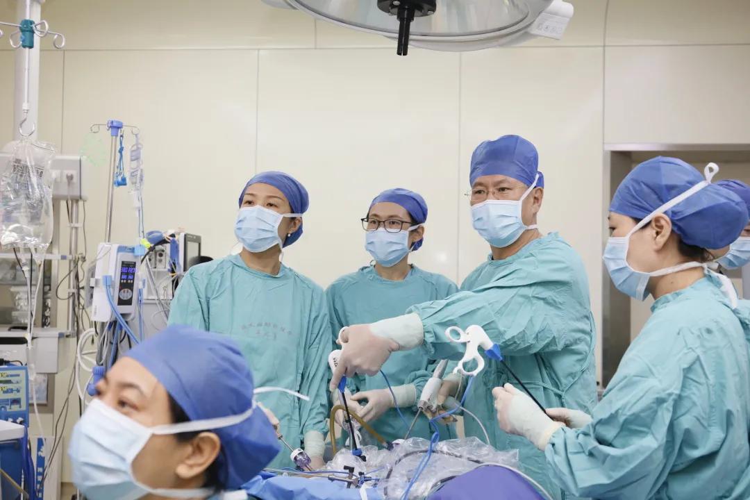 上腹至盆腔处巨大包块,盆腔巨大包块并伴有腹水