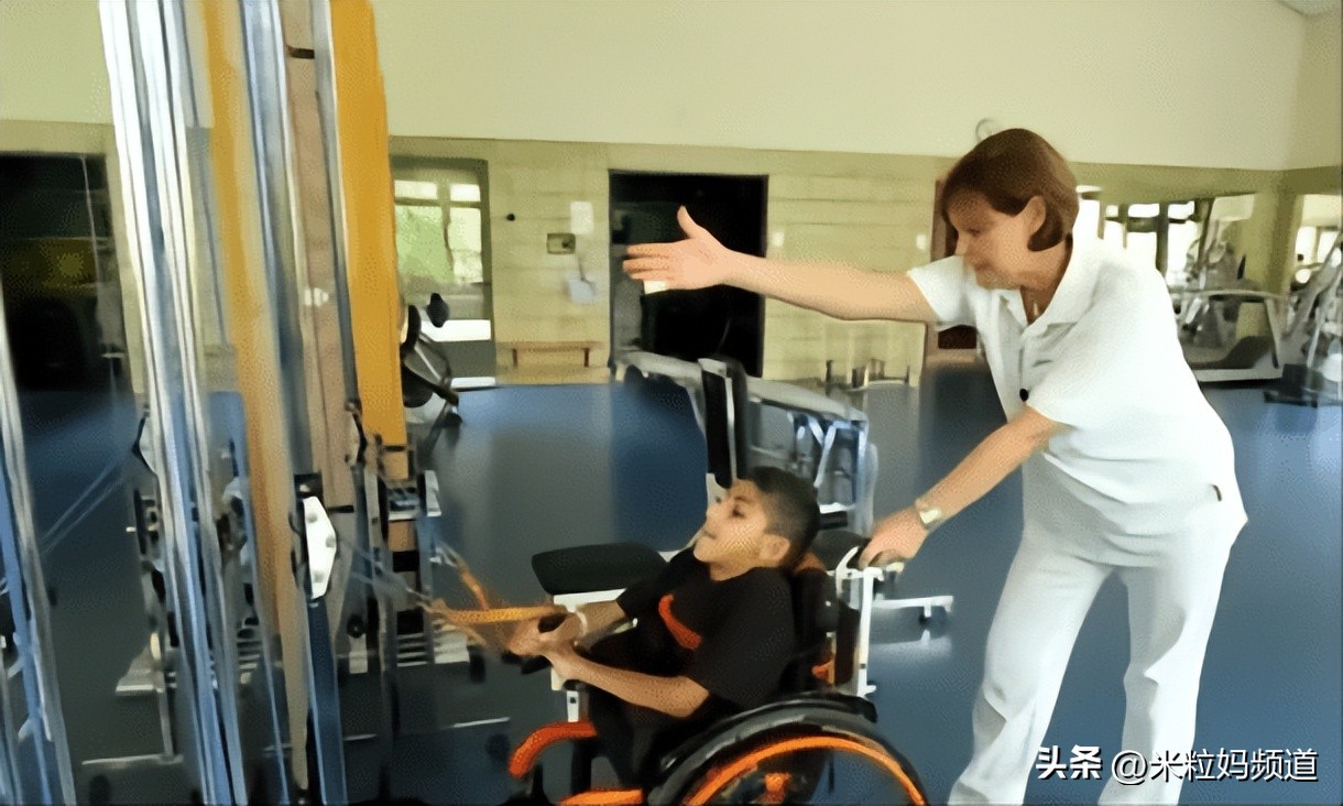 卡塔尔世界杯的故事,卡塔尔世界杯半身男孩英文介绍