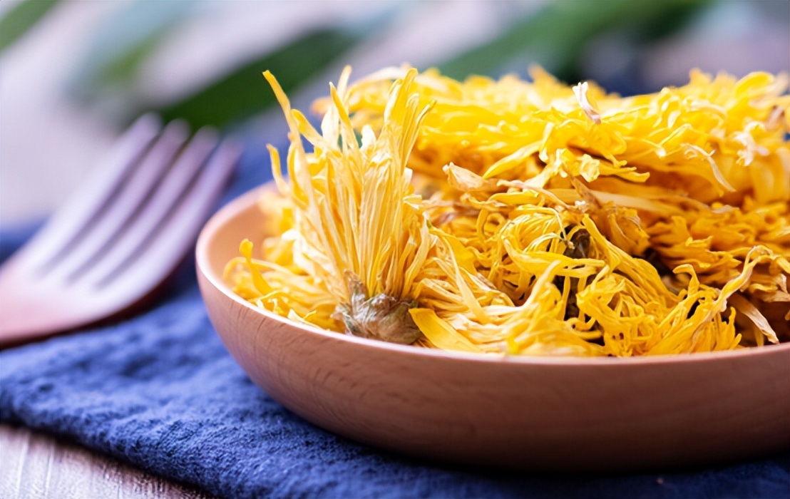 皮肤干燥吃什么补水最快最有效,皮肤干燥喝水补水敷面膜管用吗