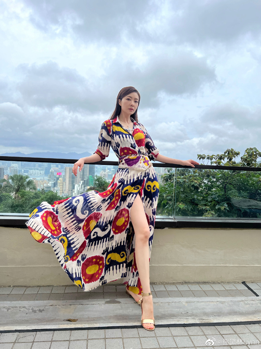 熊黛林穿黑色抹胸长裙出席活动,熊黛林白裙高清图片