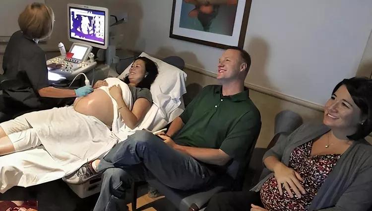 美国产妇生下双胞胎竟是异父同母,美国24岁的女子生下12个双胞胎