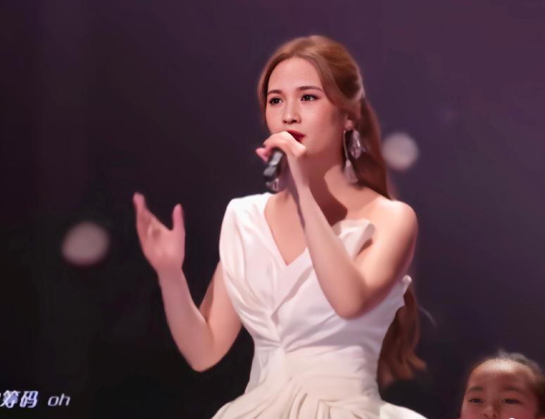 北京台春晚杨幂关晓彤杨紫,元旦跨年演唱会关晓彤造型