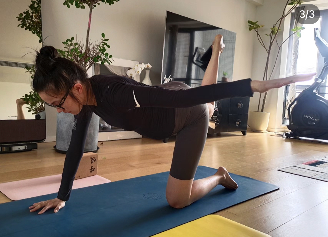 36岁超模的孕妇瑜伽和产后瘦身,维密超模瑜伽7天瘦腿