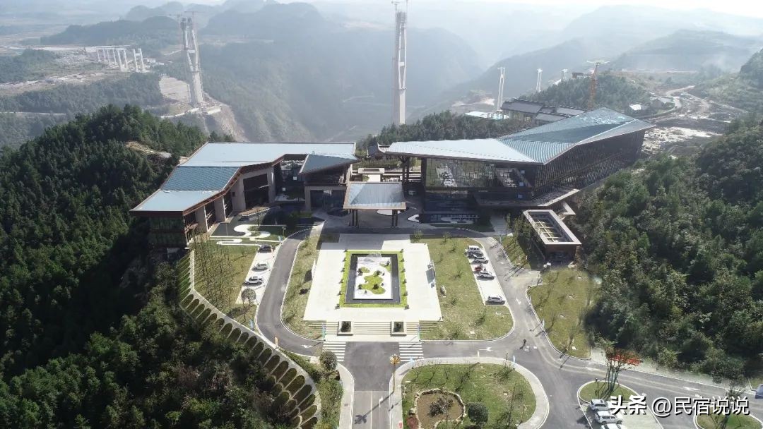 在云雾缭绕的朵花特大桥边隐藏着一家温泉酒店