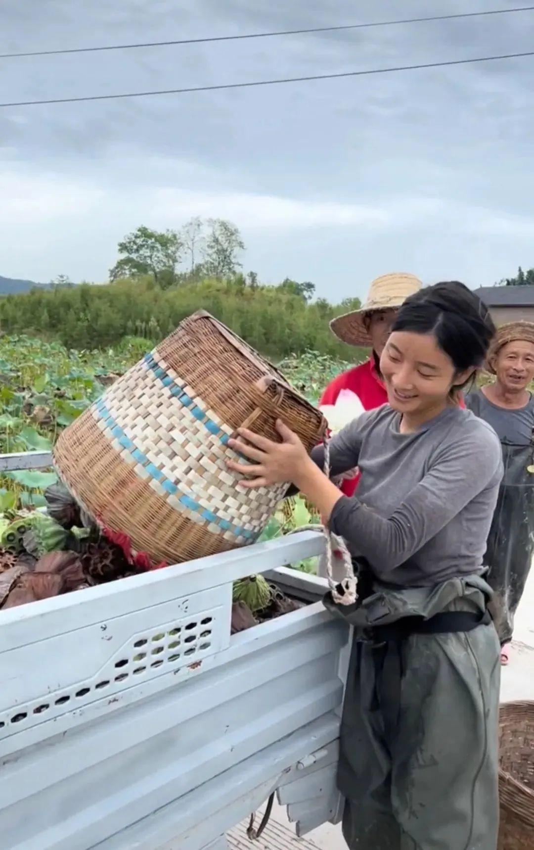 农村00后女孩为何被迫长大,农村00后女孩现状如何