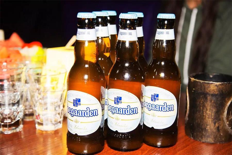 百威福佳白啤酒300ml,喝百威品人生下一句