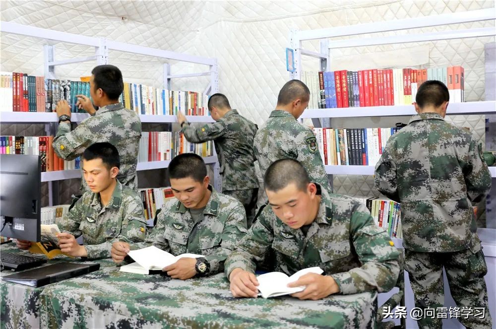 兵哥哥野外驻训训练与生活,兵哥哥在巡逻被围观