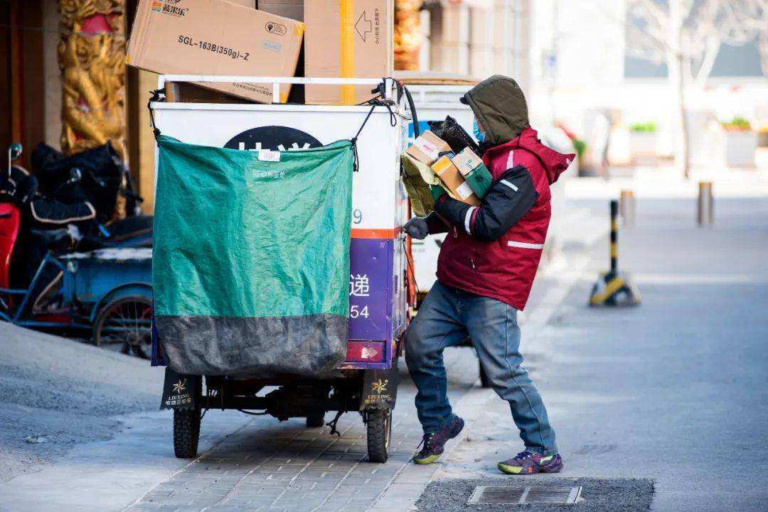 18年浙江快递小哥结识“亿万富豪”，帮送货险些倾家荡产，咋回事