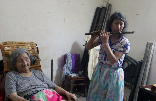 62岁大爷男扮女装30余年,53岁大叔男扮女装搞笑