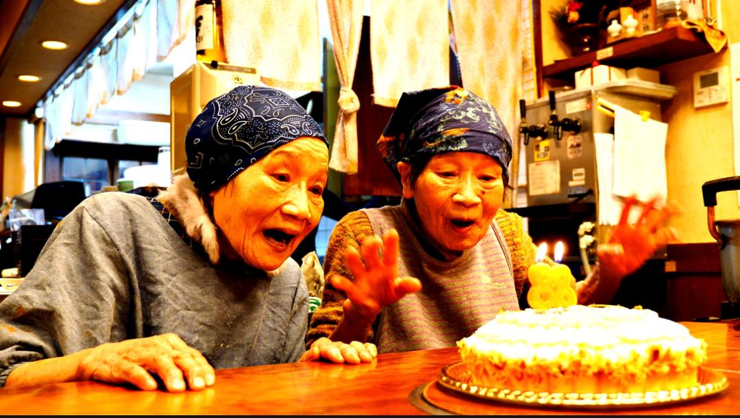 89岁双胞胎姐妹开食堂还债，每天3点半起床，用家常菜治愈无数人