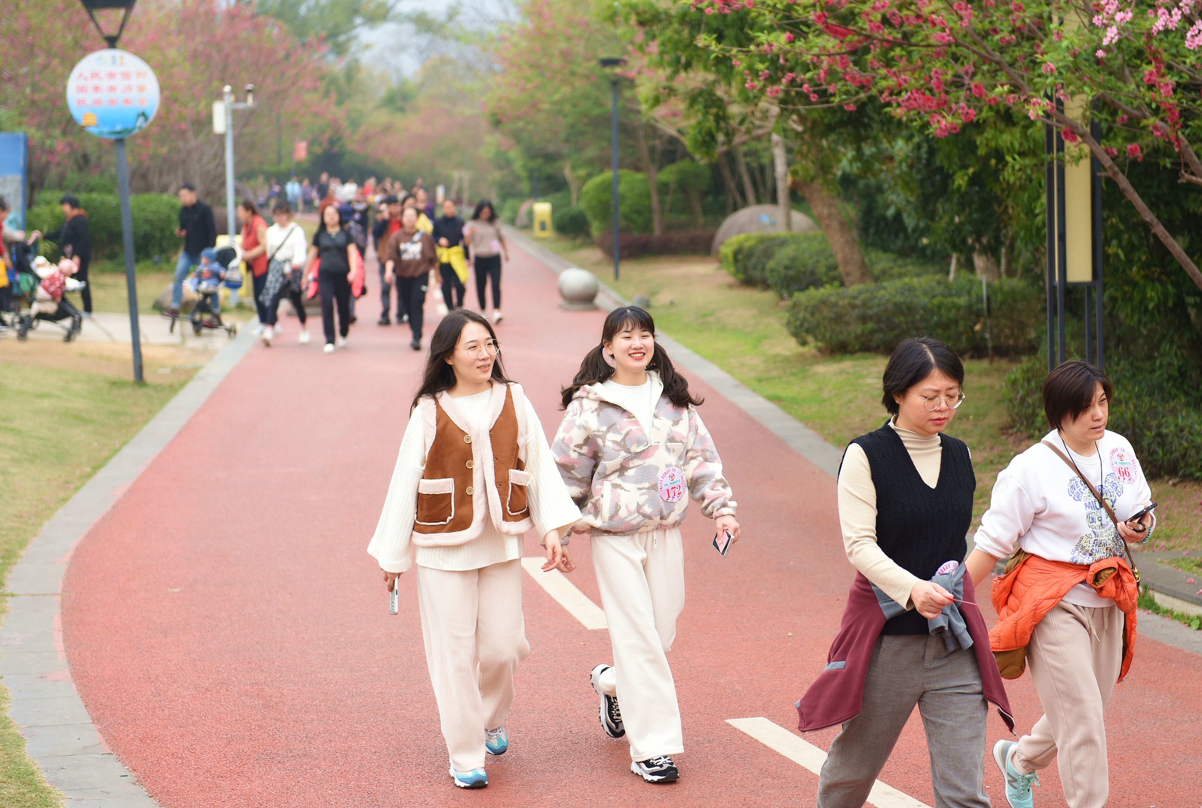 美女们嗨翻了！桂林市秀峰区举行庆祝“三八”国际妇女节巾帼·秀峰健康竞步走活动