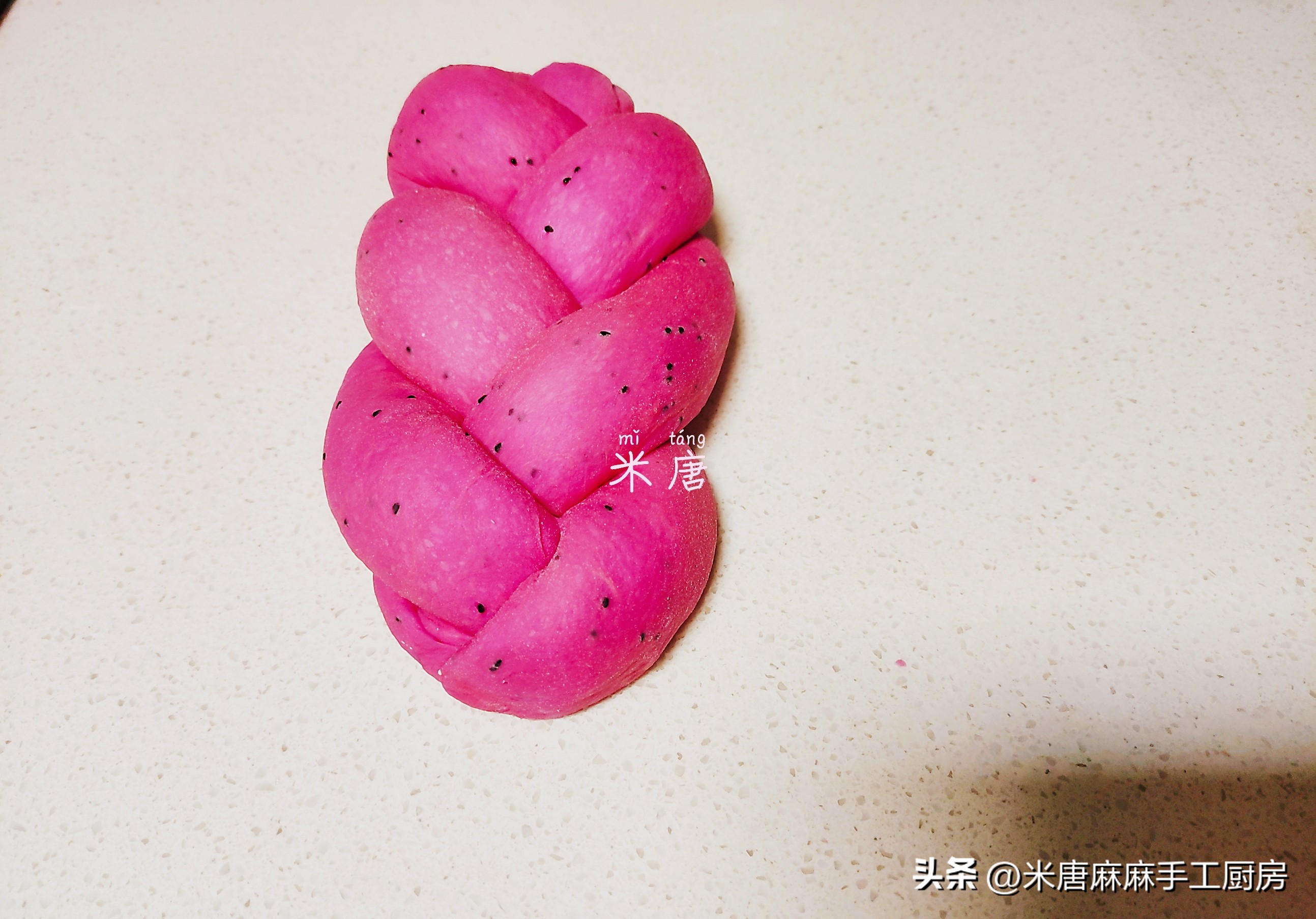 米唐麻麻玩转面团：#吐司日记#火龙果蔓越莓乳酪吐司